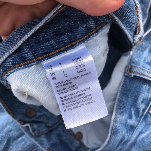 American Eagle Medium Wash High Waisted Mom Jeans Size 6s - Picture 4 of 5